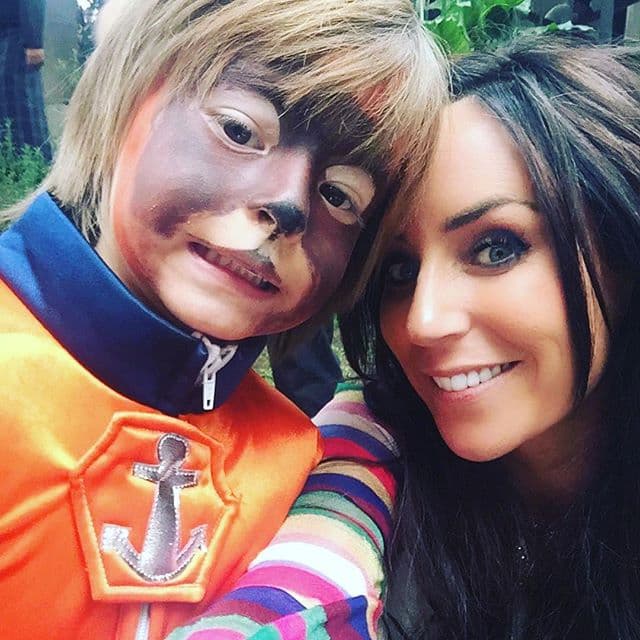 Todos los que asistieron a la fiesta querían una foto con el festejado, quien posaba con todo gusto.