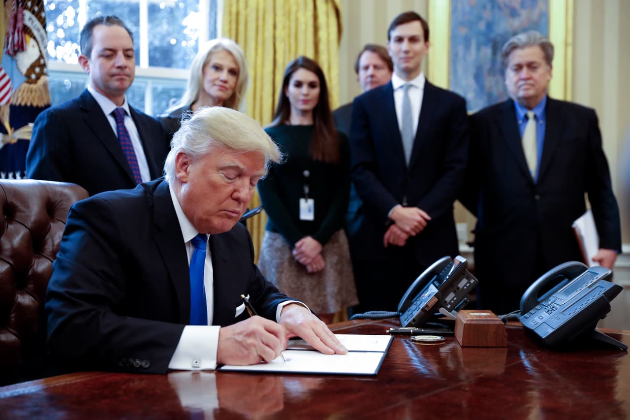 <b>Witness in the Oval Office.</b> The strategic communications director and her colleagues from the White House in the Oval Office on January 24, 2017, at the signing of one of the first executive orders of president Trump.