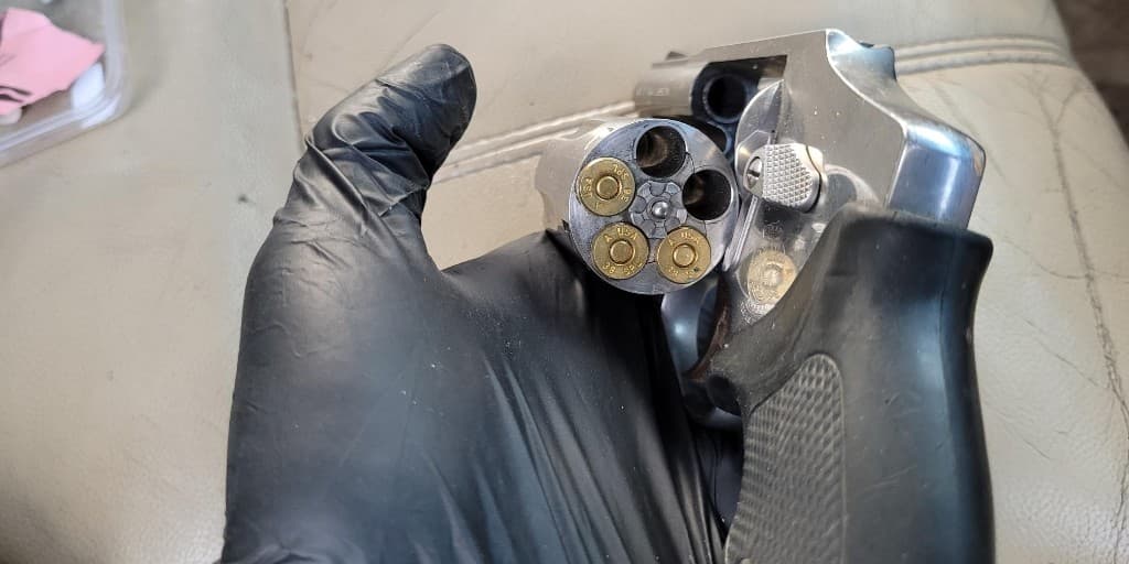 Un revólver cargado reportado como robado en Phoenix fue incautado, lo encontraron en la consola central.