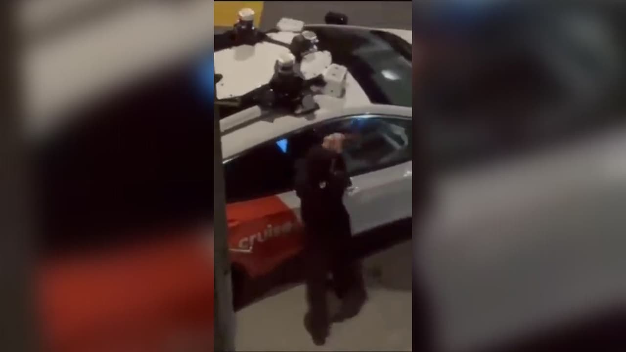 Sujeto ataca a martillazos un taxi autónomo en San Francisco