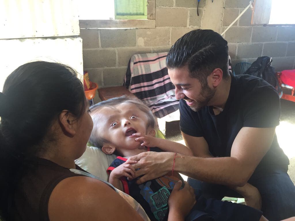 Padres luchan para mejorar la vida de su hijo: sufre una rara enfermedad que le hincha la cabeza