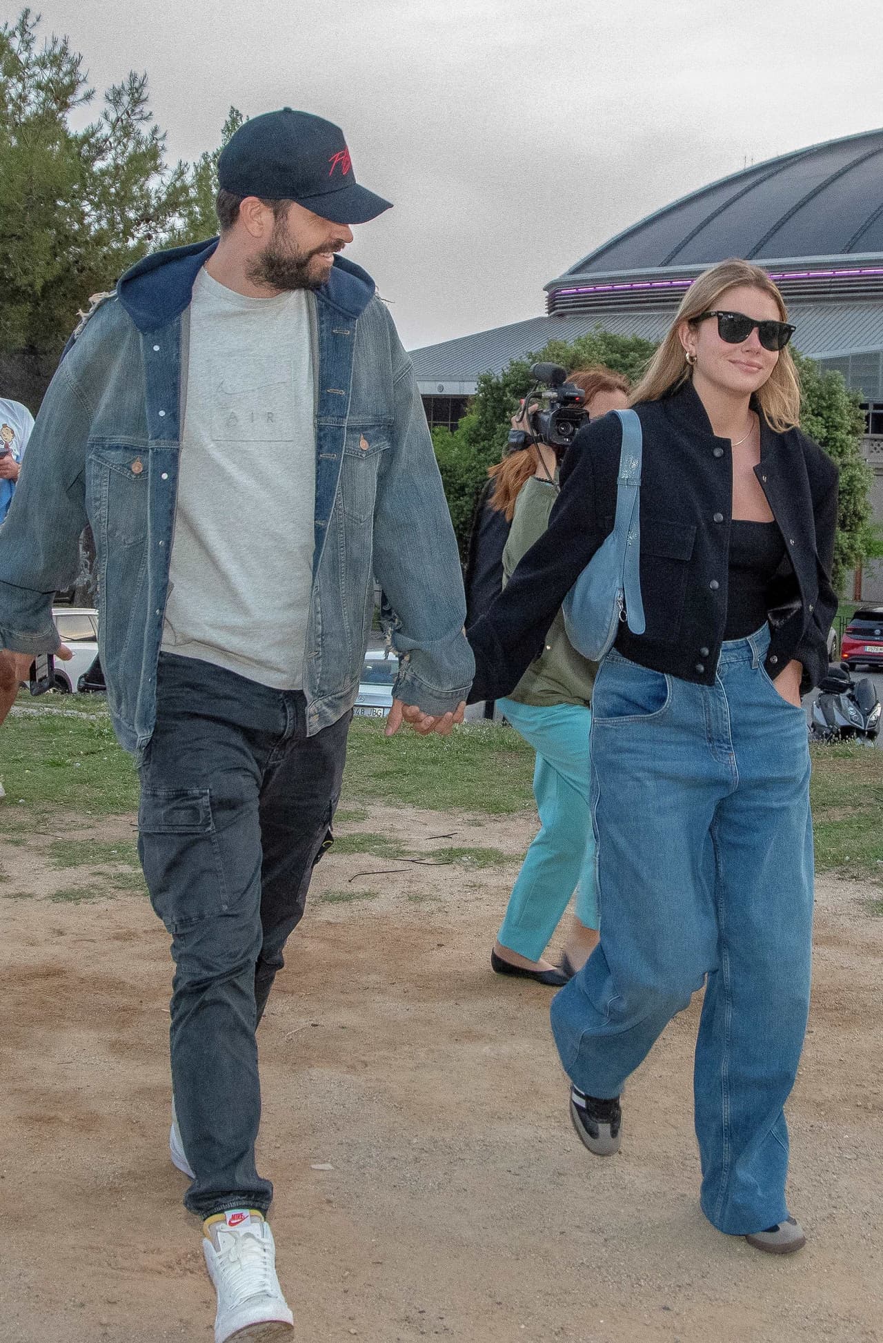 Piqué toma de la mano a Clara Chía.