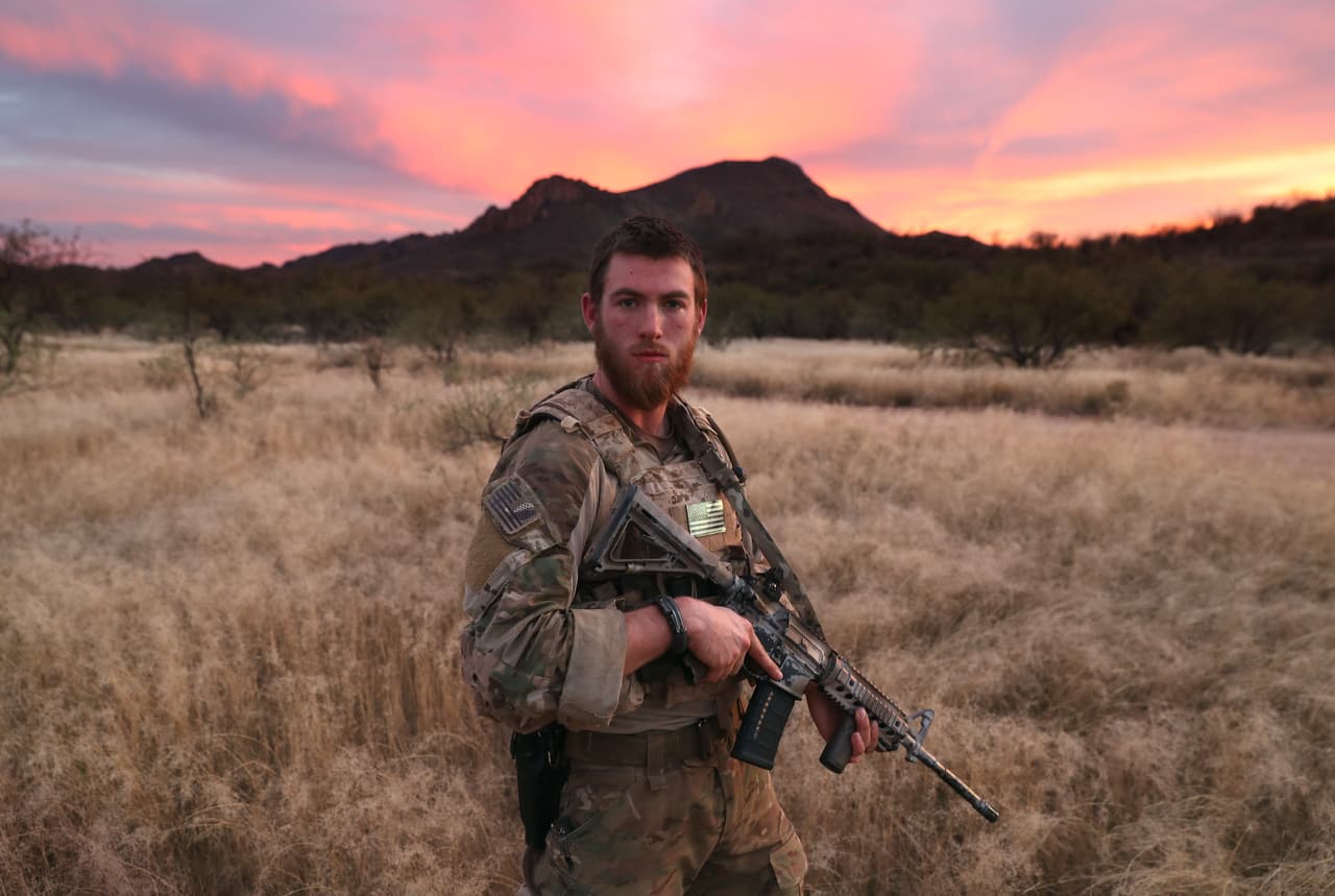 James, de 24 años, civil y miembro voluntario del grupo paramilitar Arizona Border Recon. El grupo 'Arizona Border Recon' está conformado por alrededor de 200 voluntarios, algunos de ellos latinos.