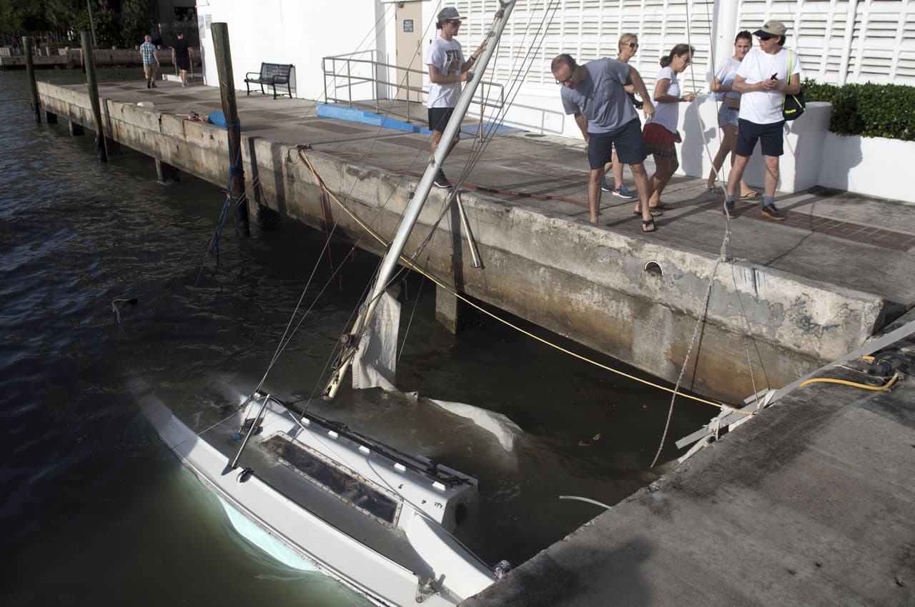 Barcos parcialmente sumergidos en un puerto deportivo en el centro de Miami. Por momentos, el área de 
<b><a href="http://www.univision.com/noticias/huracan-irma/en-fotos-miami-inundada-y-brickell-su-distrito-financiero-convertido-en-un-mar-fotos" target="_blank">Brickell estuvo convertida en un océano</a></b>. Este lunes sin embargo, el agua bajó rápidamente.