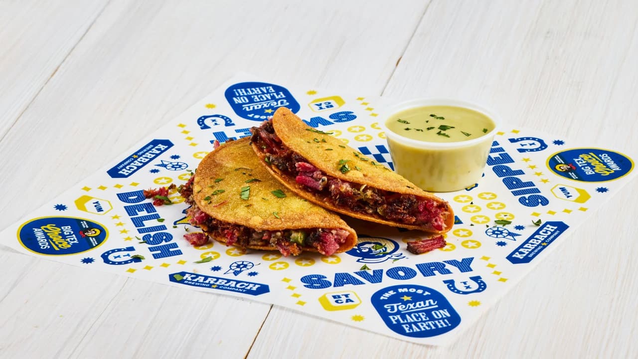 <h3 class="cms-H3-H3">Deep Fried Deli Tacos</h3>
<br>Estos
<b>tacos fritos son de Smokey John's Deli.</b> Están hechos de pastrami picante, puré de papas, queso blanco y cebollino dentro de una crujiente tortilla de maíz frita, servida con una salsa verde picante.