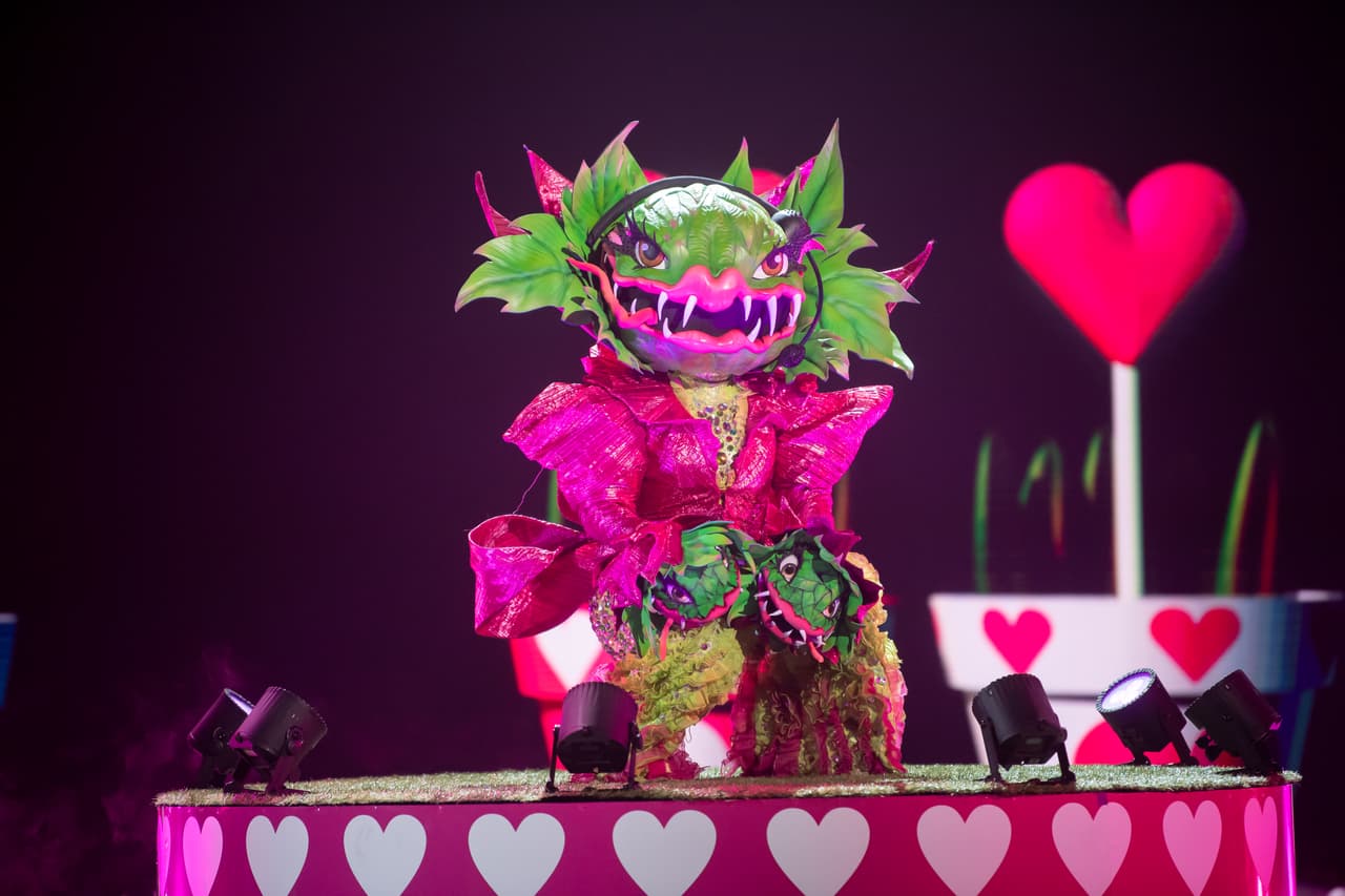 Carnívora fue la siguiente en subir al escenario, no sin antes dar varias pistas, entre ellas que es una vecina del terror, a la que le gustan las fiestas, además de que es buena en todo y no le gusta que le digan señora.