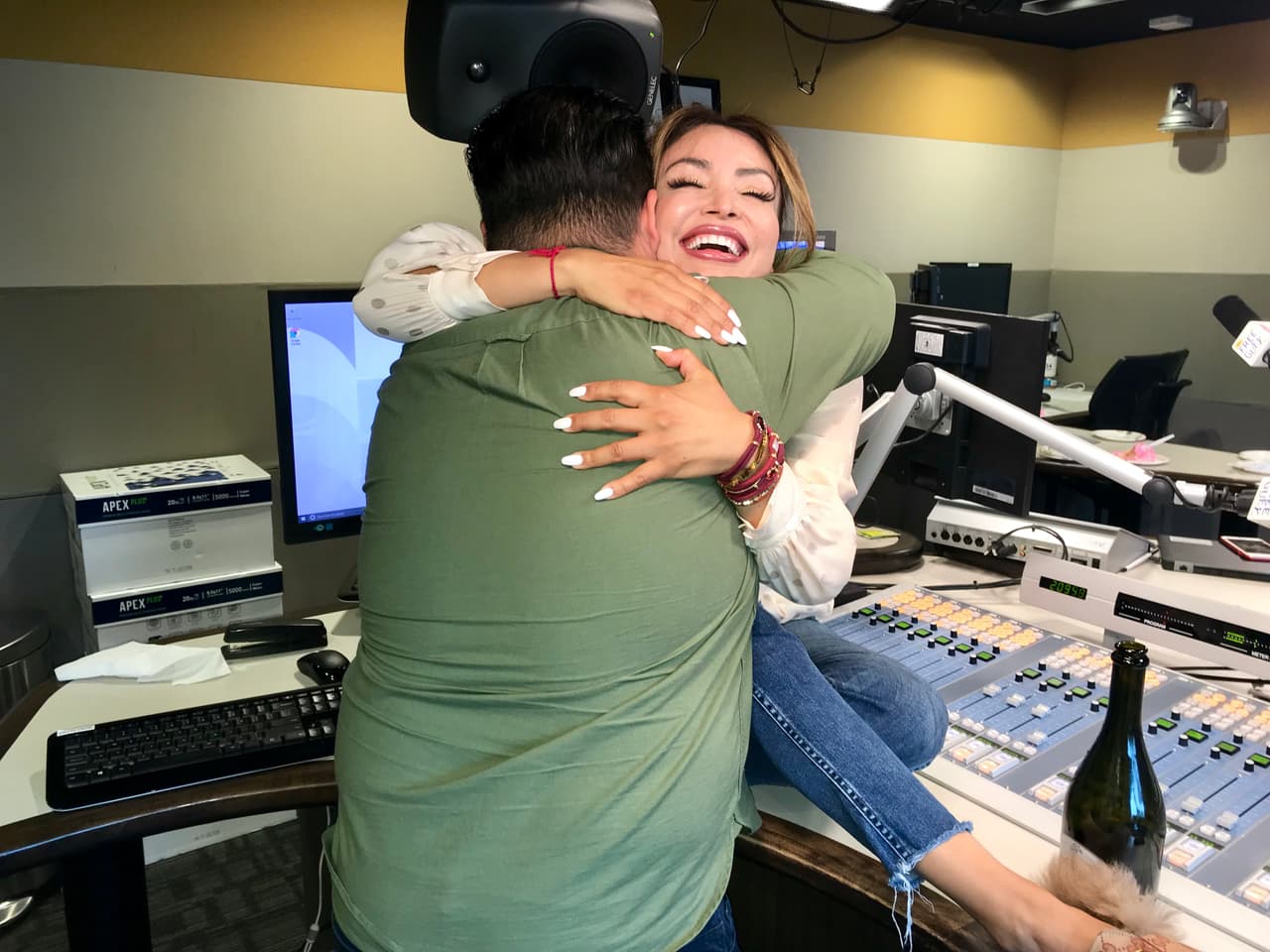 La locutora recibió felicitaciones y los buenos deseos de todo el equipo que la rodea.