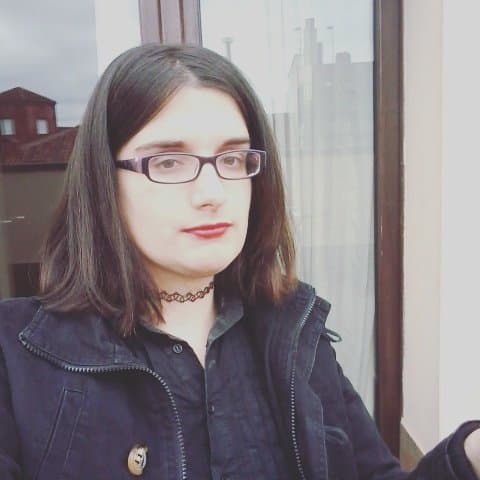 La joven de 21 años recibió la condena por 13 mensajes que publicó en su cuenta de Twitter.