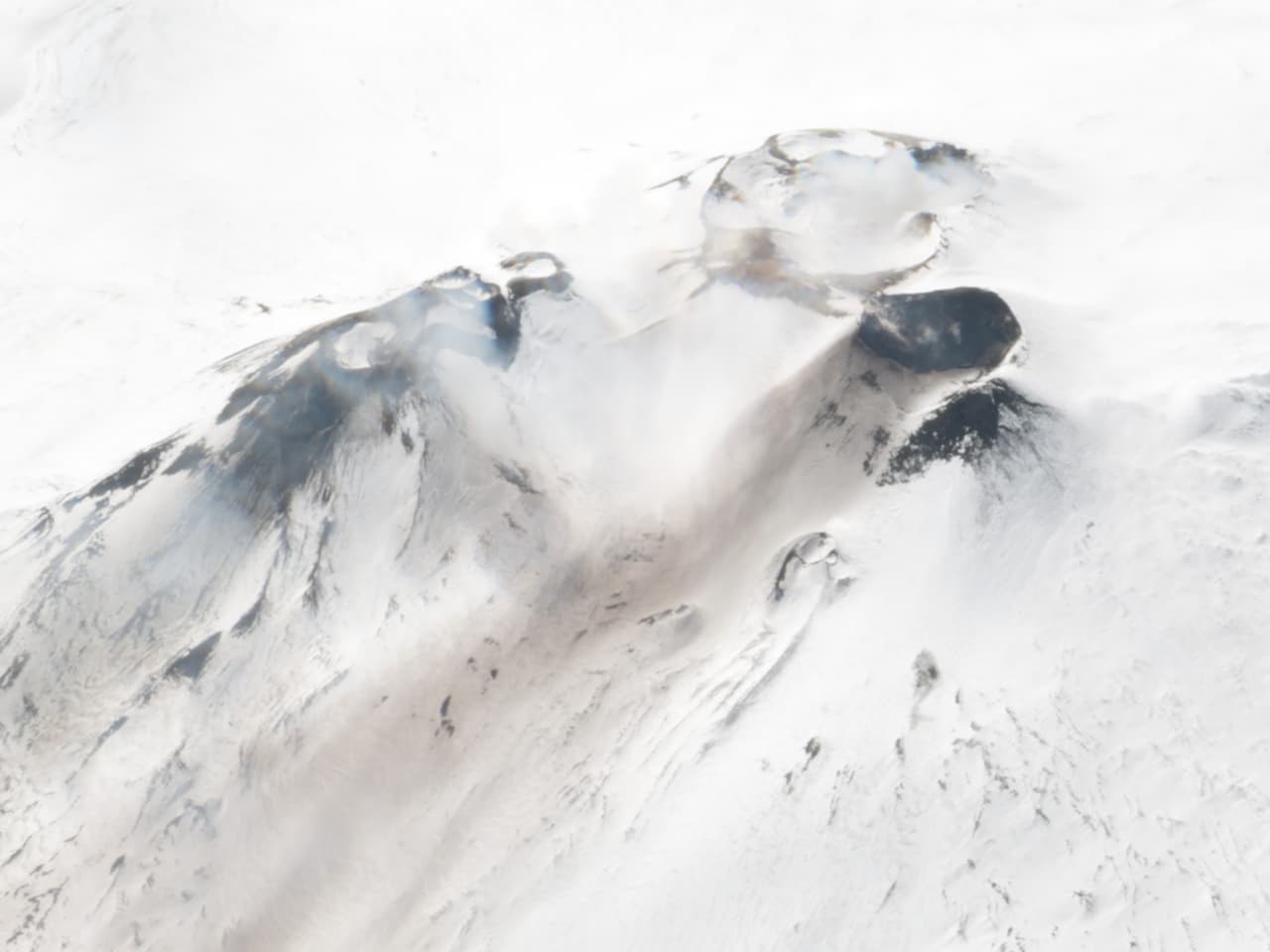 En el detalle de la fotografía se nota la distribución en el espacio de los cráteres que cada tanto cobran vida, derramando cenizas y ocasionalmente lava sobre las laderas cubiertas de nieve. La fotografía fue tomada el 10 de marzo.