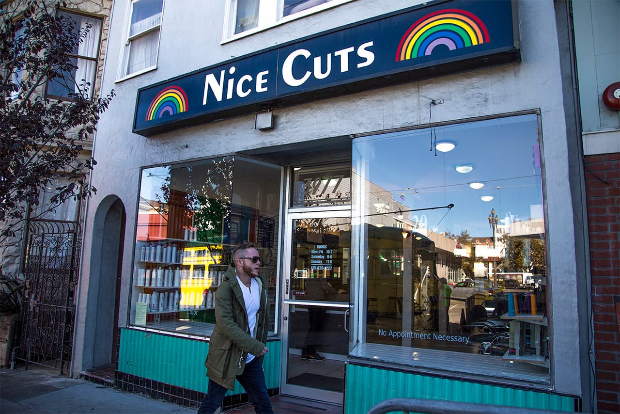 El barrio tiene varios lugares que ofrecen originales cortes de pelo que no pueden encontrarse en cualquier zona de la ciudad; rasurados, barbas y copetes son solo algunos ejemplos.