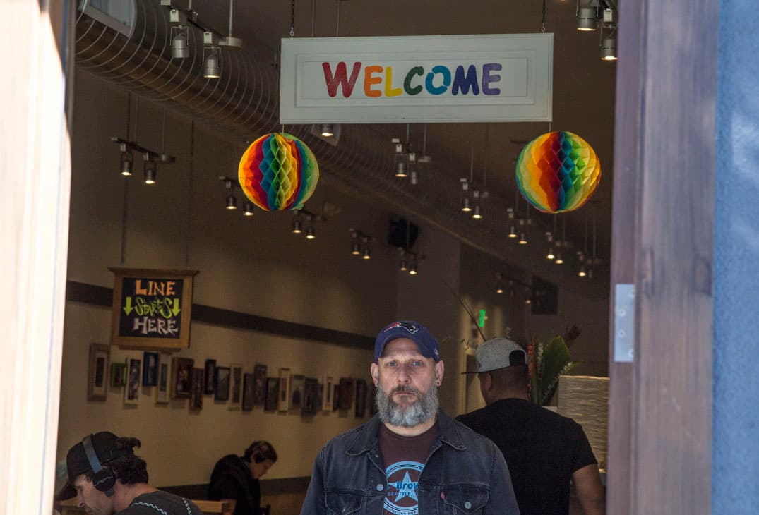 Dos elementos fundamentales: la barba larga y un poco descuidada, con uno o más piercings. Completamente frisco street style.