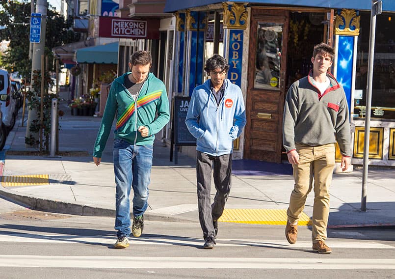 Aquí tres ejemplos de cómo vestir en el Castro District: elige las prendas más cómodas de tu clóset, si son vintage mejor. Siempre sudaderas muy usadas y los tenis más cómodos que tengas. Los tacones y zapatos elegantes nunca son una buena opción.