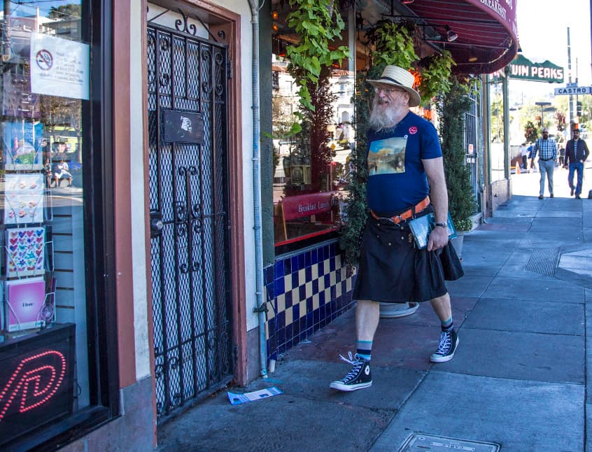 T-shirts estampadas y Converse de cualquier color son un básico en estas calles. Podemos ver a hombres de cualquier edad, combinándolos con sombrero, cinturones y hasta falda.