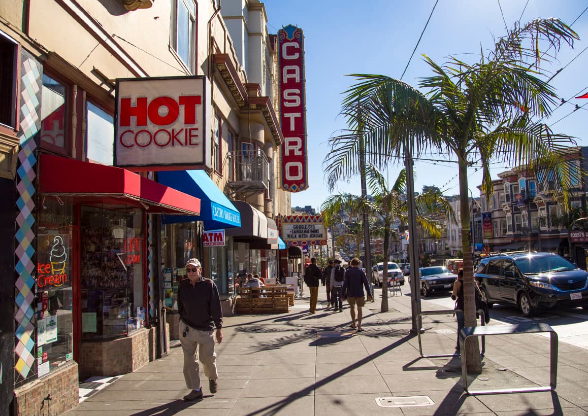 Este es el Castro District y su esquina más icónica con el famoso Castro Theater, la famosa sala de cine que existe desde 1920 y que exhibe un excelente repertorio de películas de arte.