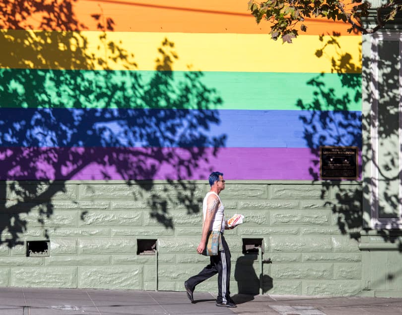 Los tintes de cualquier color, los tatuajes (entre más mejor) y los pants combinados con originales t-shirts son siempre bienvenidos. A cualquier edad y en cualquier modalidad, ya sea en un gay o straight, hombre o mujer, simbolizan la apertura y la libertad del ambiente. La idea es no tener miedo y usarlos con total seguridad.