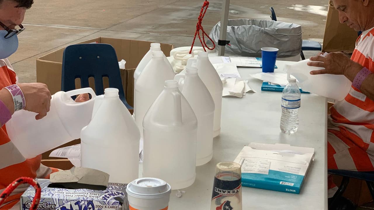 La fabrica móvil de DENORA puede producir hasta 25,000 galones de solución desinfectante por día.