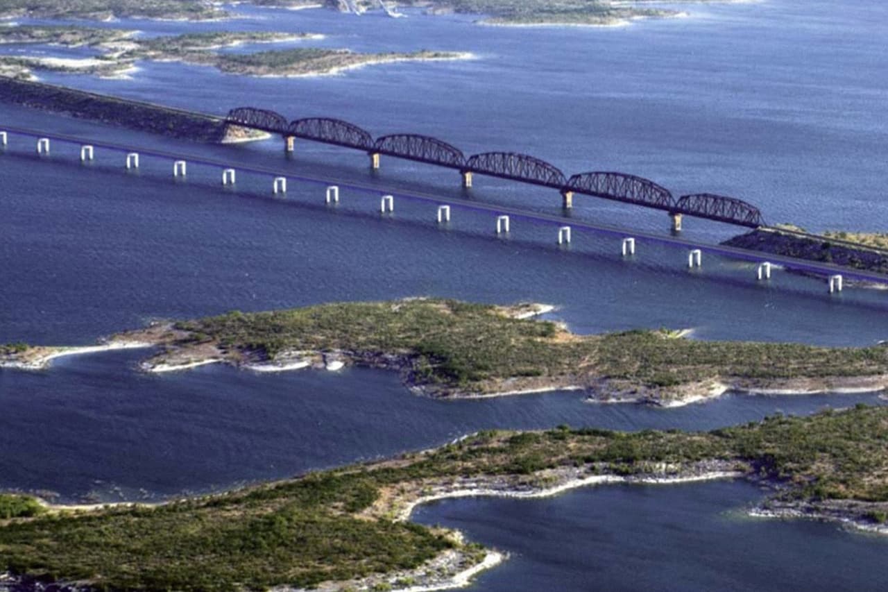 Varias vías de ferrocarril y autopistas cruzan el embalse fronterizo. 