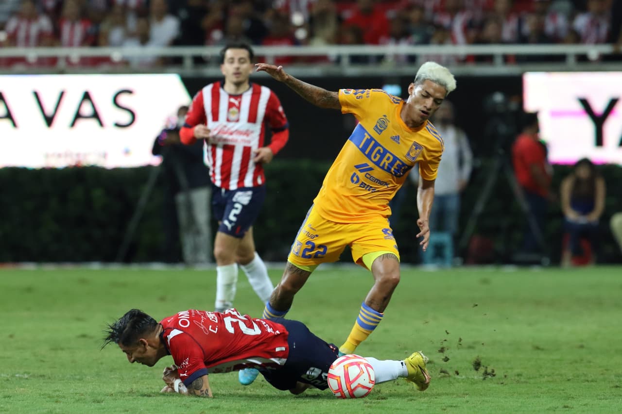Los errores en la primera parte en propia puerta y en la del rival condenaron a Chivas antes de la media hora de juego. Juan Pablo Vigón anotó doblete y para el segundo tiempo, un error más de Miguel Jiménez permitió que Samir Caetano anotará el 0-3.