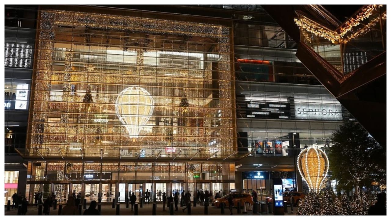 <b>Los dos millones de luces</b> de este despliegue de Hudson Yards, abarca The Shops, Public Square & Gardens, The Edge y Vessel. Todos los días a las 5 pm hay un show de música sincronizada con un despliegue de luces.