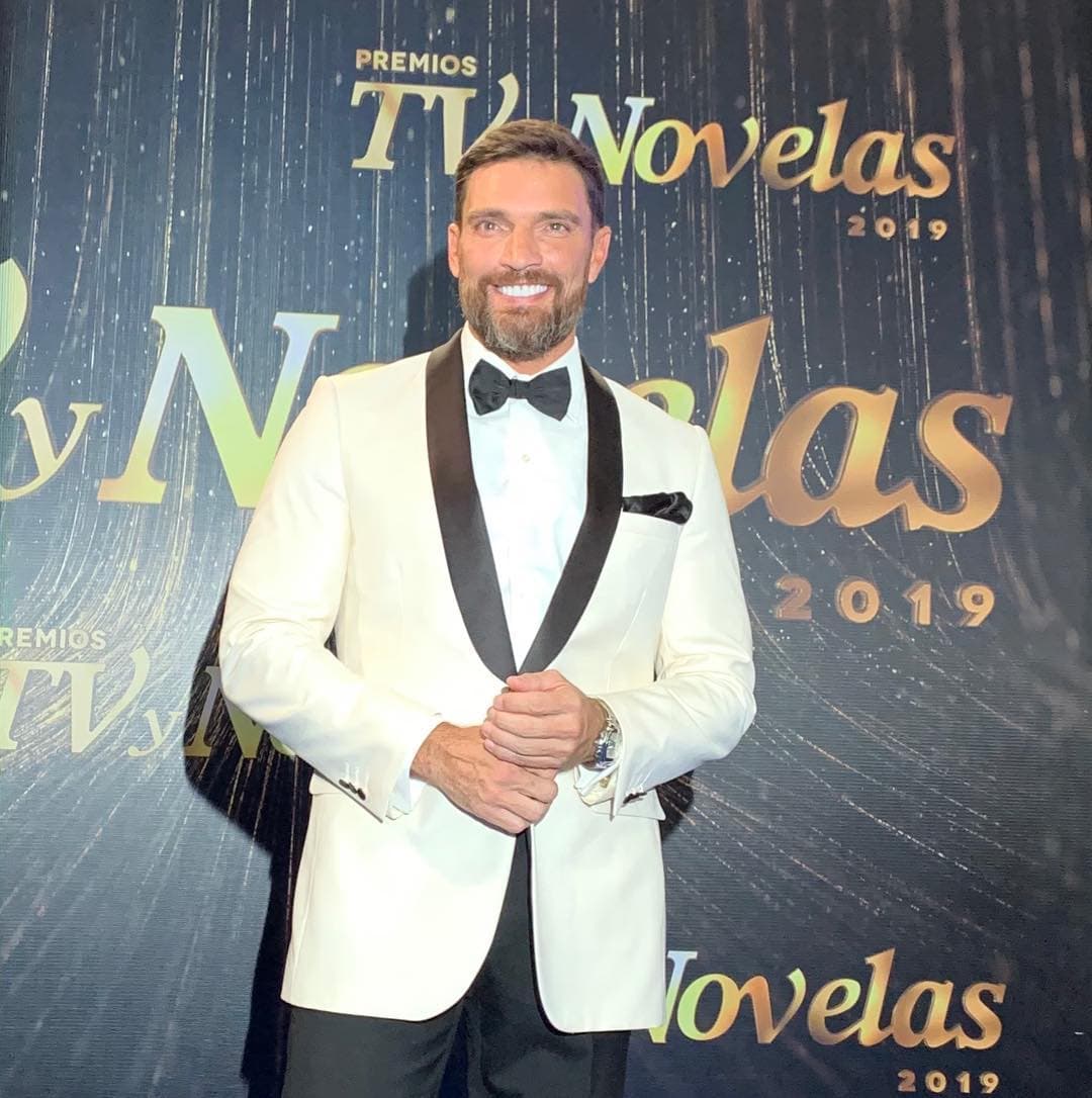 "Se me casa la nena en medio de alcapurrias y sorullitos, feliz por ti hija" comentó un emocionado Julián.