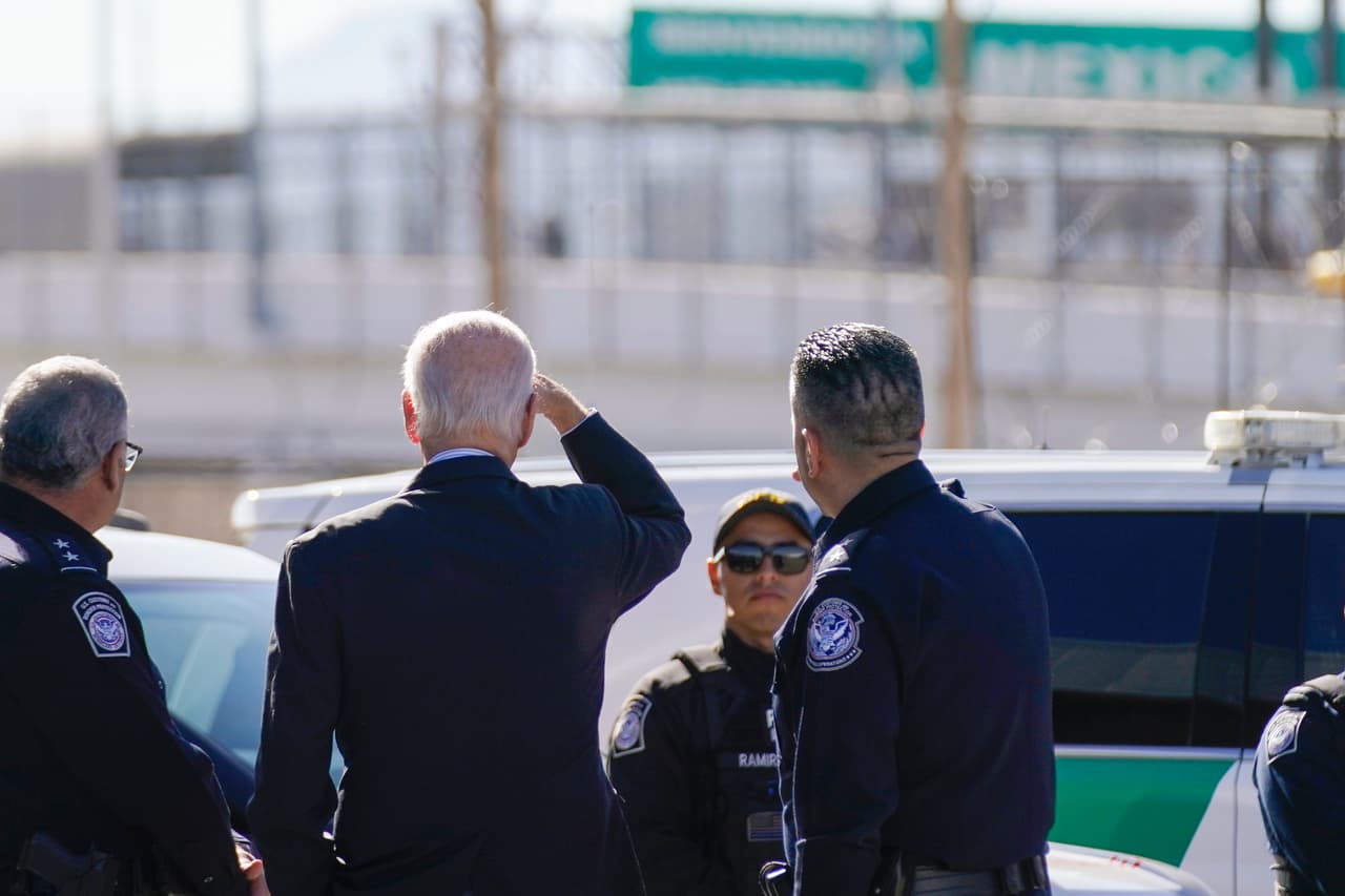 El presidente Joe Biden acudió a El Paso horas antes de su llegada a la Ciudad de México, donde participará 
<a href="https://www.univision.com/noticias/politica/cumbre-mexico-inmigracion-narcotrafico-comercio-biden-amlo-trudeau" target="_blank">en una cumbre trilateral</a> con el mandatario mexicano, Andrés Manuel López Obrador, y el primer ministro canadiense, Justin Trudeau.