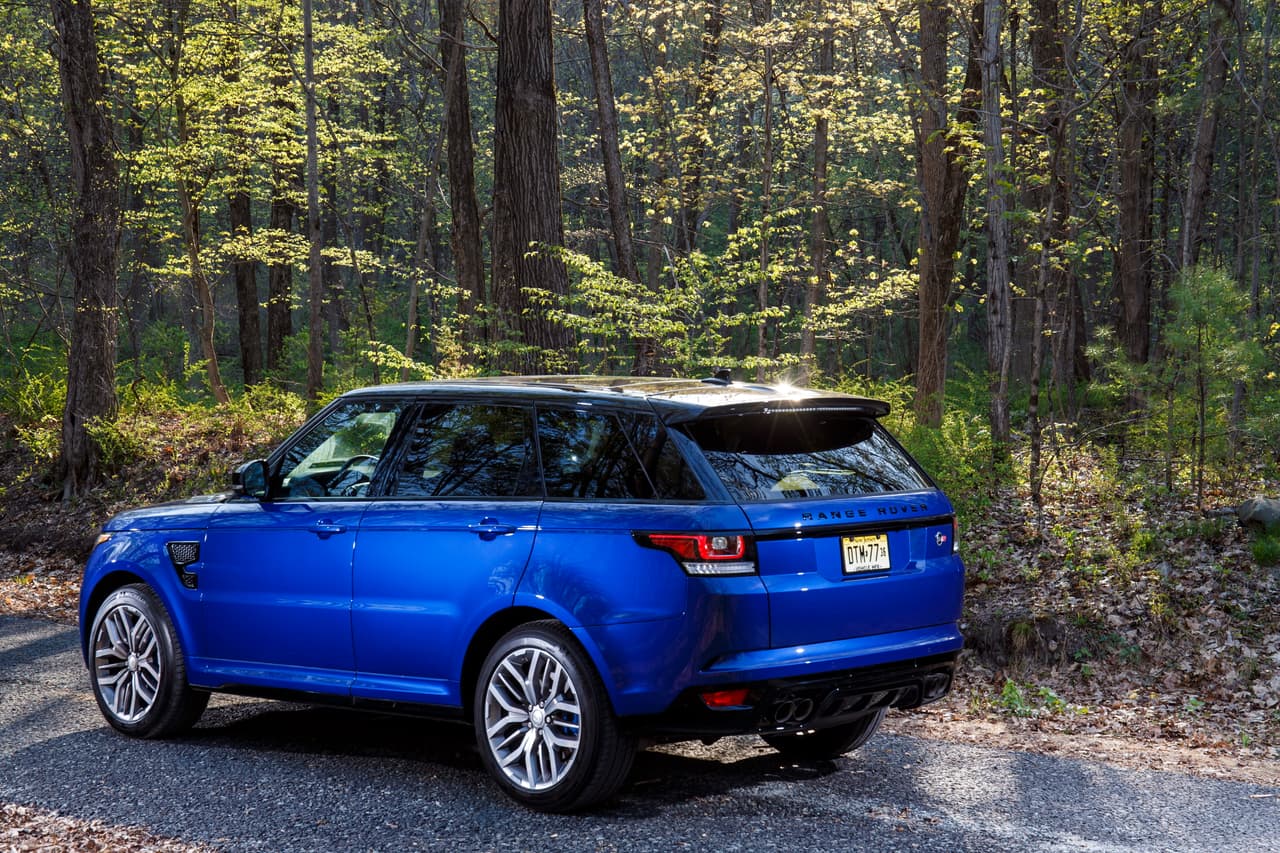 El peso de la Range Rover Sport SVR 2016-2017 es 5,148 lbs (2,335 kgs).