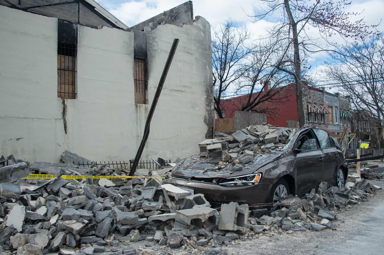 Un edificio en el que había ocurrido un incendio en otra oportunidad terminó de ceder con los vientos que se sintieron en Washington, DC, este viernes.