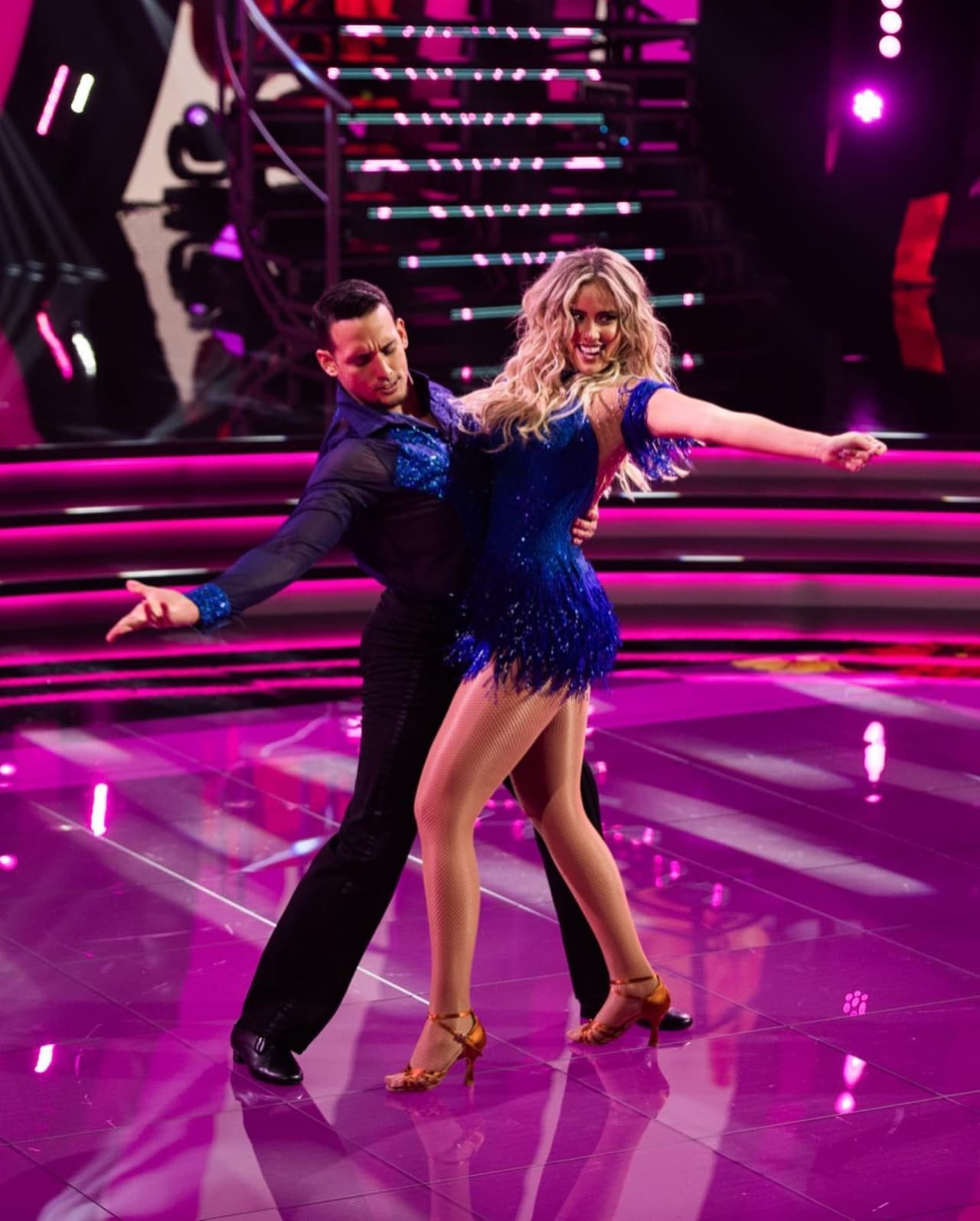 "Seguimos dándolo todo en esta pista. Esto de bailar me está gustando. Hasta quizás la actuación me está tentando. Qué linda aventura aquí en #miraquienbaila".