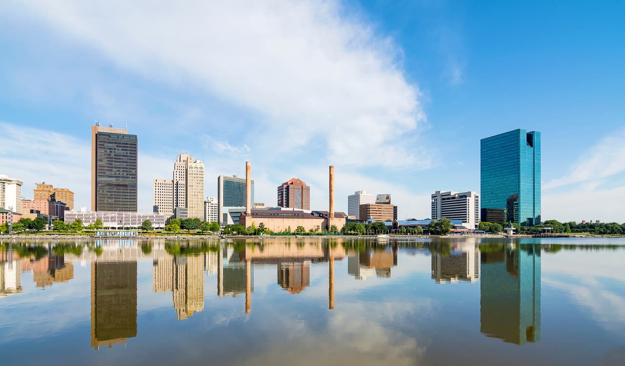 <b>Puesto 19 | Toledo, Ohio</b>
<br>
<br>🔘 Esta ciudad obtuvo una puntuación de 72.7 en cuanto a su costo de vida.
<br>🔘 La renta promedio en esta ciudad es de $651
<br>
<br>En esta ciudad, una persona retirada gastará en promedio un 25% menos que lo que gastaría en otras partes del país.
<br>
<br>
<i><a href="https://www.univision.com/noticias/dinero/ciudades-eeuu-donde-salario-rinde-mas-fotos">Aquí puedes ver las 40 ciudades donde el cheque de tu salario rinde más.</a></i>