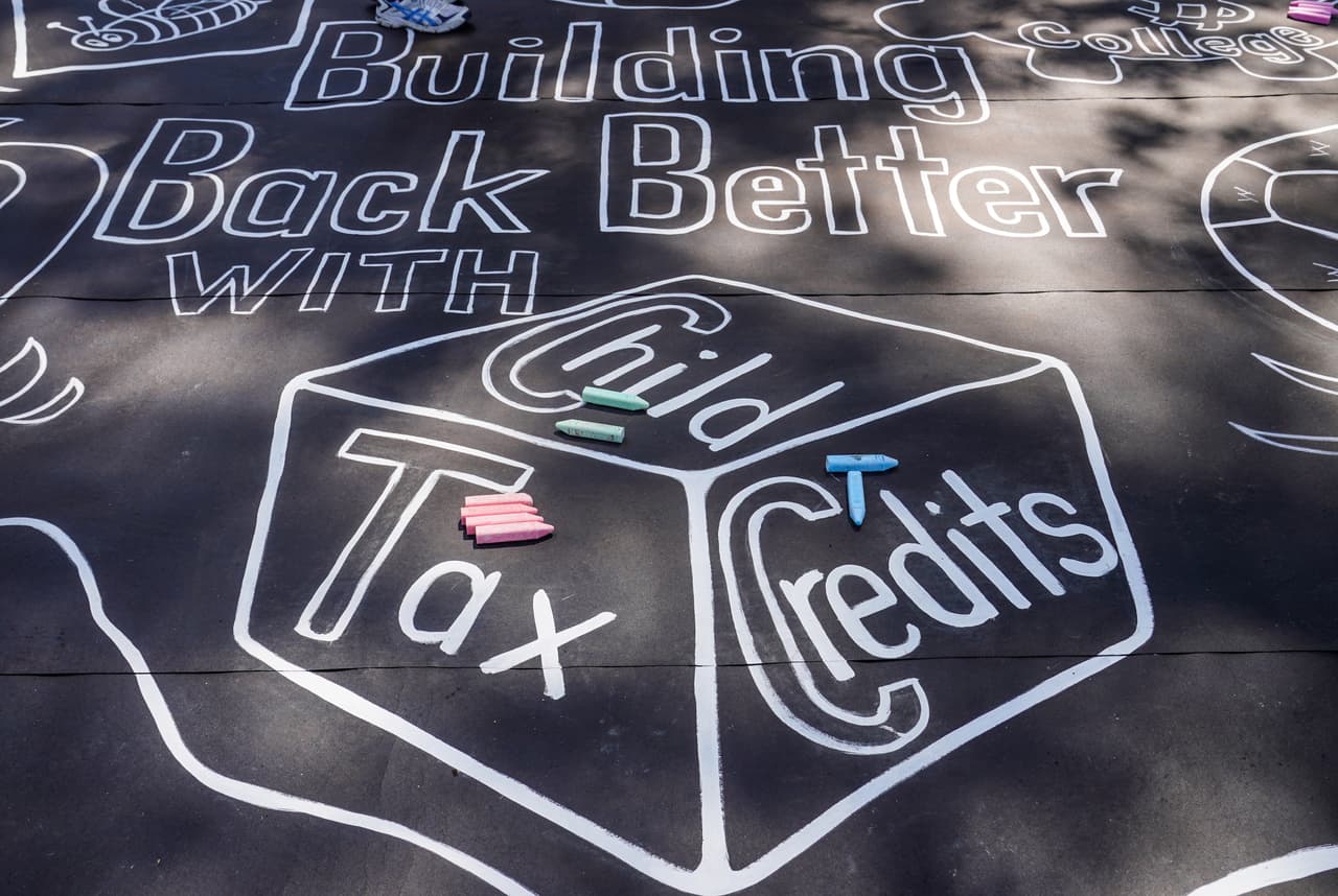 <b>¿Qué puedo hacer si no he recibido los primeros pagos?: </b>Algunas familias recibieron el 15 de julio
<a href="https://www.univision.com/local/north-carolina-wuvc/experto-aclara-dudas-sobre-el-retraso-del-credito-tributario-por-hijo-cuando-llegaran-los-pagos-video">el primer pago del crédito tributario por hijos.</a> El IRS indicó que
<b>este adelanto será enviado mensualmente hasta el 15 de diciembre. </b>Los padres elegibles recibirán 300 dólares por hijos menores de 6 años y 250 dólares por hijos entre 6 a 17 años.