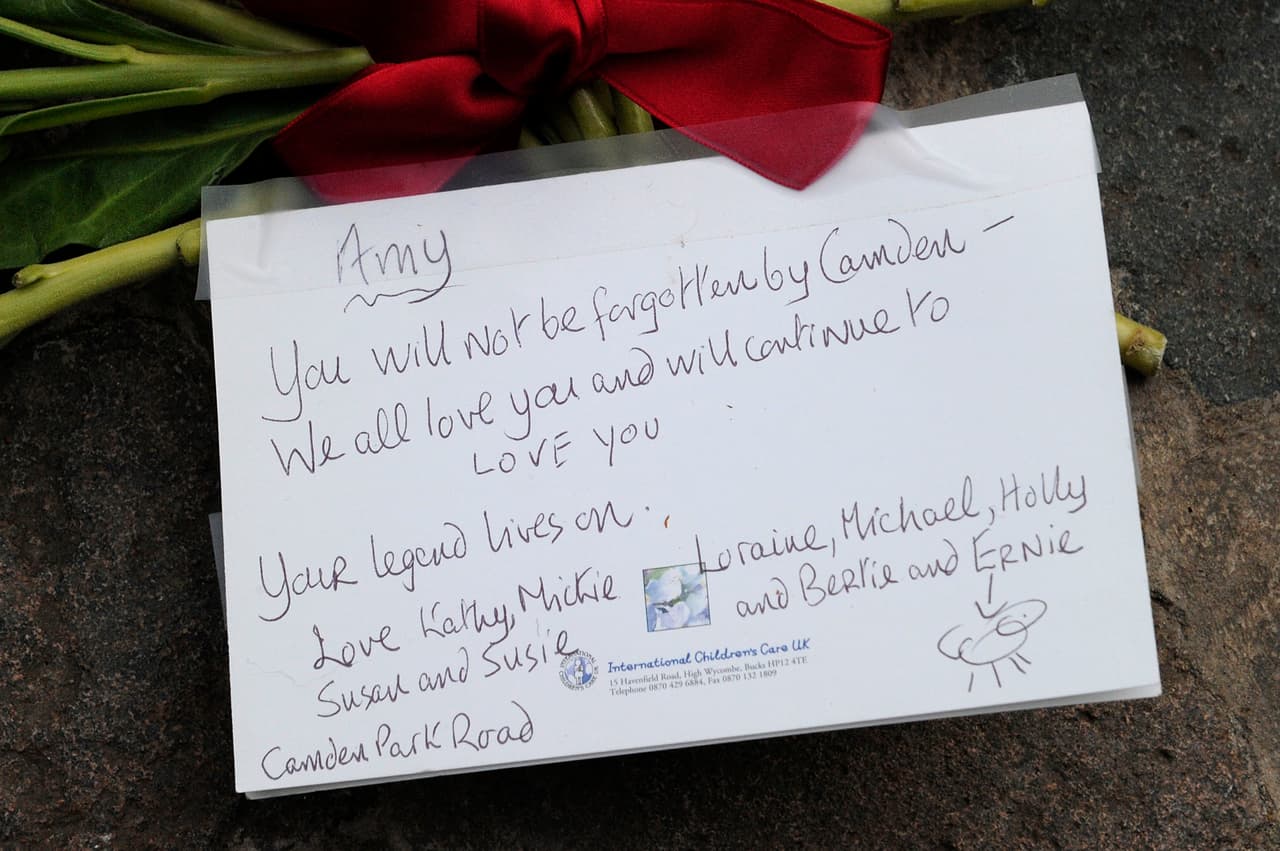 <b>"Amy, no serás olvidada", </b>comienza esta nota dejada en un pequeño altar improvisado el día de la muerte de Winehouse, el 23 de julio de 2011. 
<br>
<br>En una declaración escrita, la doctora de cabecera de Winehouse, Christina Romete, dijo que vio a su paciente la noche antes de su muerte. 
<b><a href="https://www.bbc.com/news/uk-england-london-20944431" target="_blank">"Ella dijo específicamente que no quería morir"</a>, </b>dijo la médica citada por BBC en 2013. Aseguró sin embargo que Winehouse "no estaba dispuesta a seguir los consejos de los médicos, ya que era alguien que quería hacer las cosas a su manera".