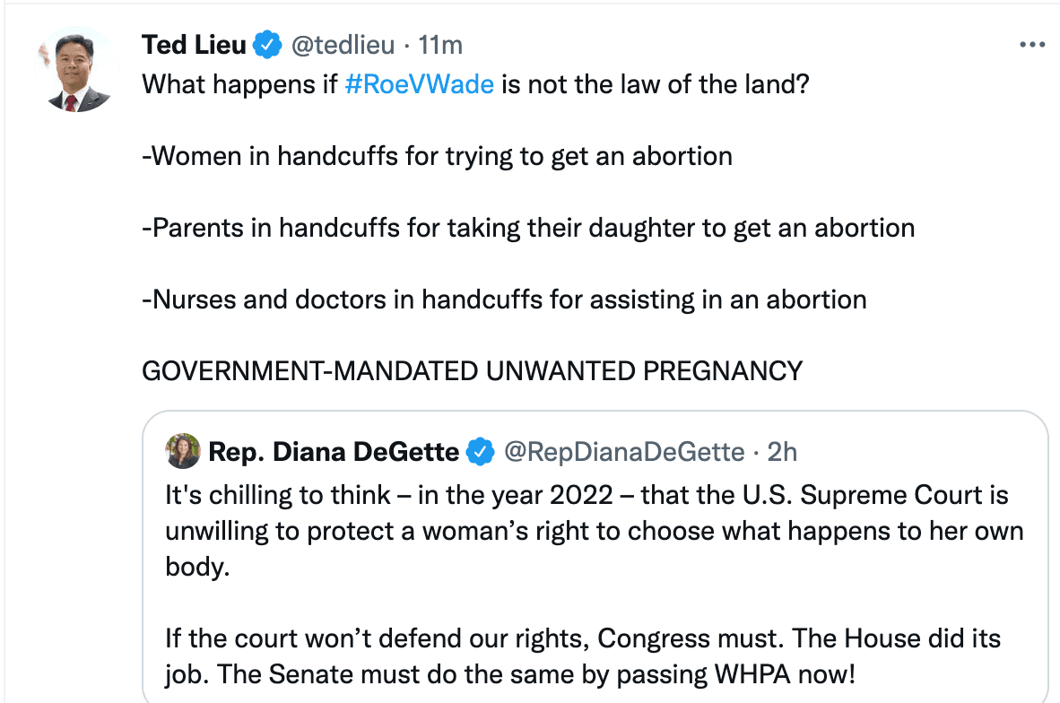 <b>"¿Qué pasa si #RoeVWade no es la ley del país?</b>
<br>-Mujeres esposadas por intentar abortar
<br>-Padres esposados por llevar a su hija a abortar
<br>-Enfermeras y médicos esposados por asistir en un aborto
<br>EMBARAZO NO DESEADO ORDENADO POR EL GOBIERNO". Se lee en el mensaje de advertencia del concejal de Los Ángeles.