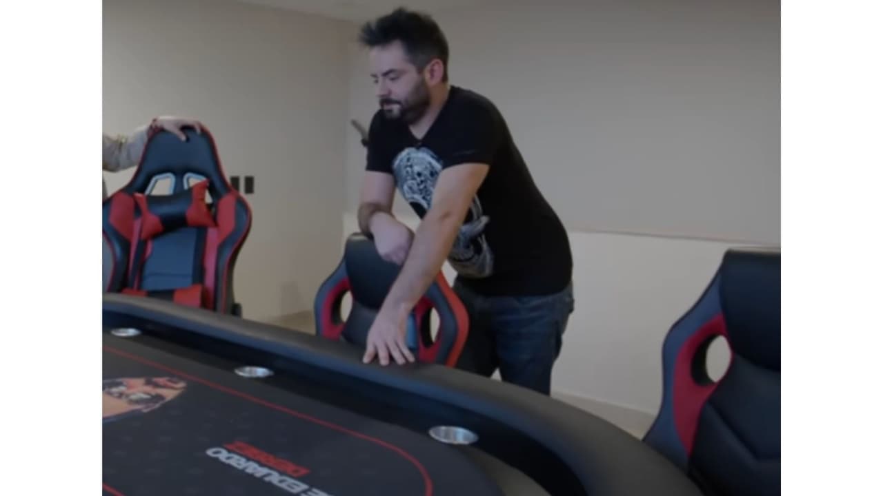 José Eduardo Derbez tiene una mesa de poker en su hogar
