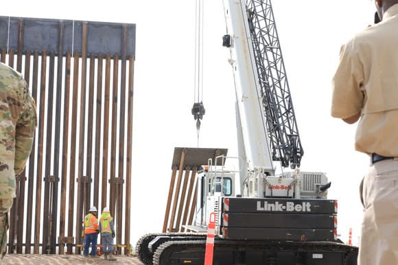 La primera fase del muro, su construcción, tendrá un costo de 250 millones de dólares.