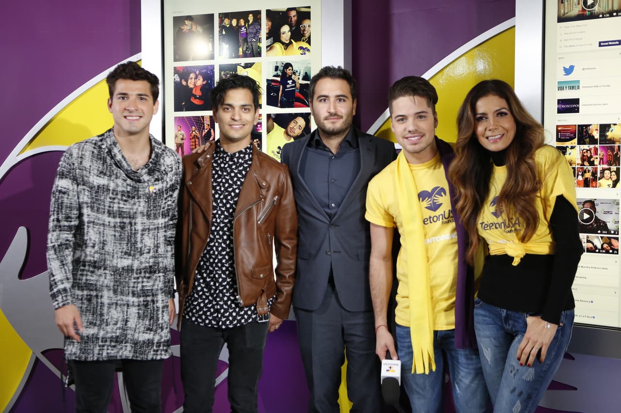 Los chicos de Reik checando las redes sociales con William Valdes y Paty Manterola.