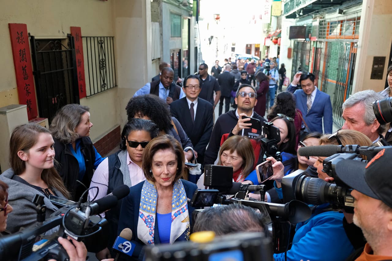 “Es encantador aquí. La comida es deliciosa, las tiendas están prosperando, el desfile fue genial. Los recorridos a pie continúan. Por favor, ven y visita y disfruta de Chinatown”, agregó Nancy Pelosi.
<br>