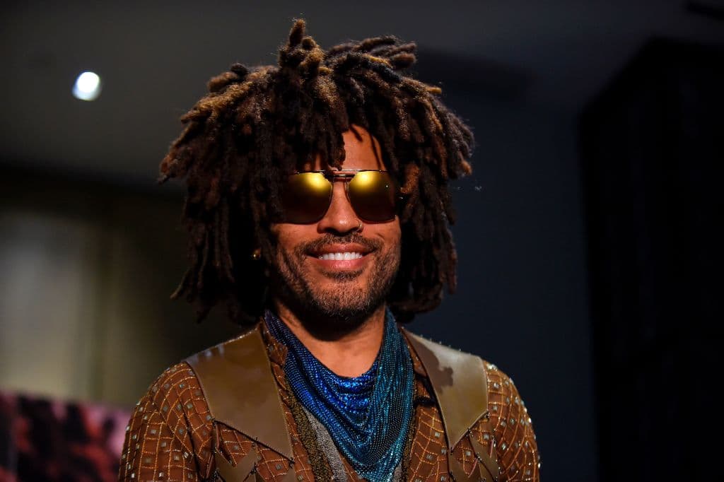 Lenny Kravitz nació el martes 26 de mayo de 1964. A pesar de que, debido a su carrera se la pasa viajando, odia subirse a los aviones pues les tiene un miedo terrible.