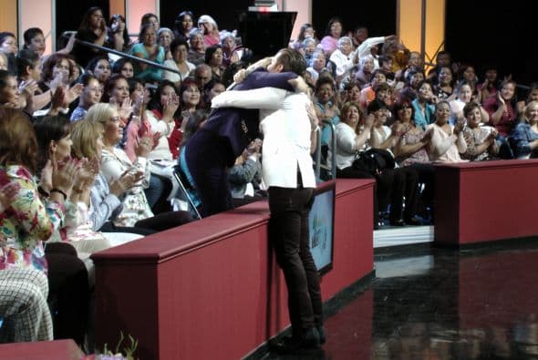 Madre e hijo, emocionados se fundieron en un amoroso abrazo.