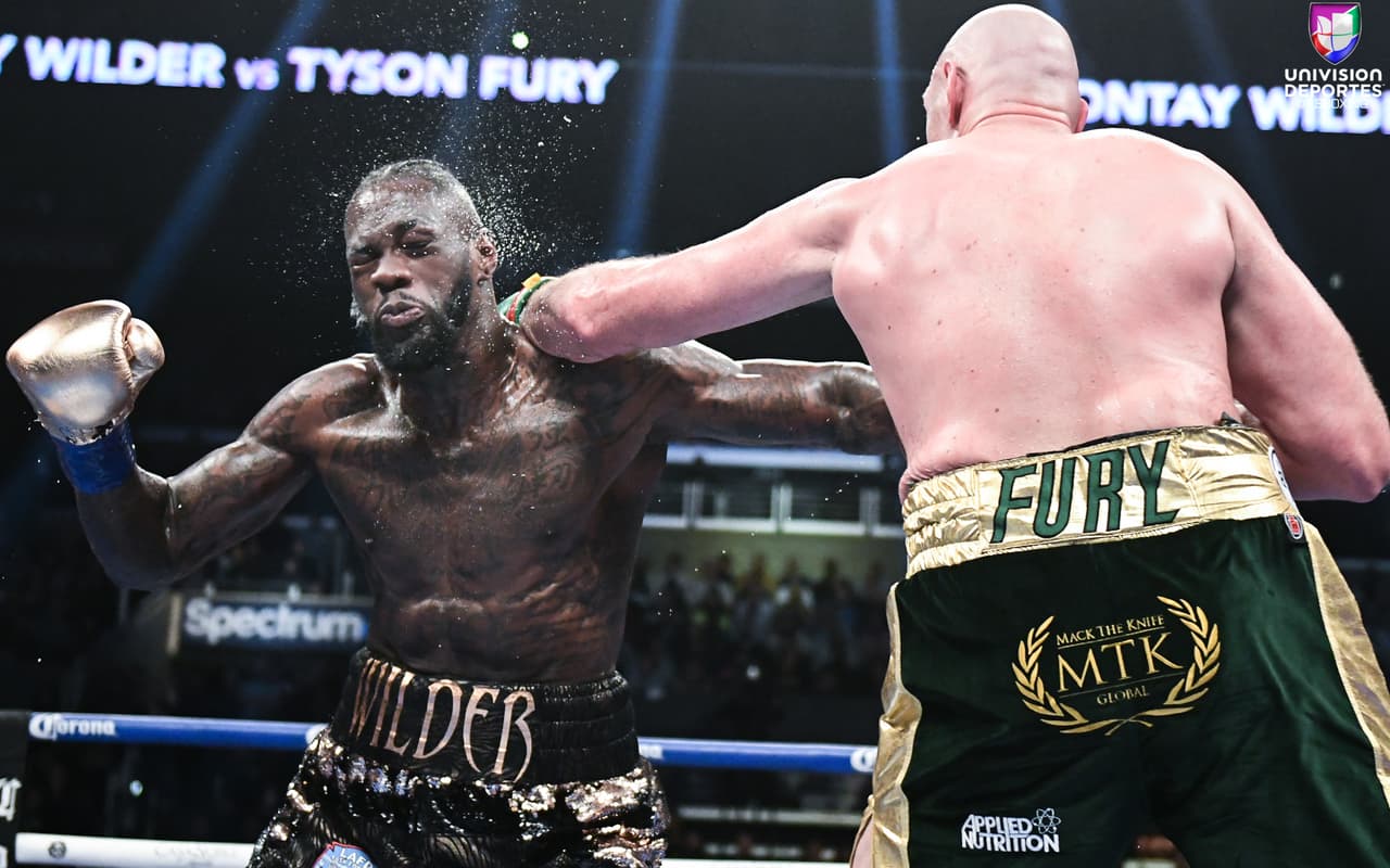 Tyson Fury y Deontay Wilder brindaron una pelea para la historia en el Staples Center de Los Ángeles. Wilder, monarca del CMB de peso completo, tiró en dos ocasiones al inglés, quien se levantó tras dominar la contienda con su elusivo boxeo. AL final, los jueces otorgaron un empate.