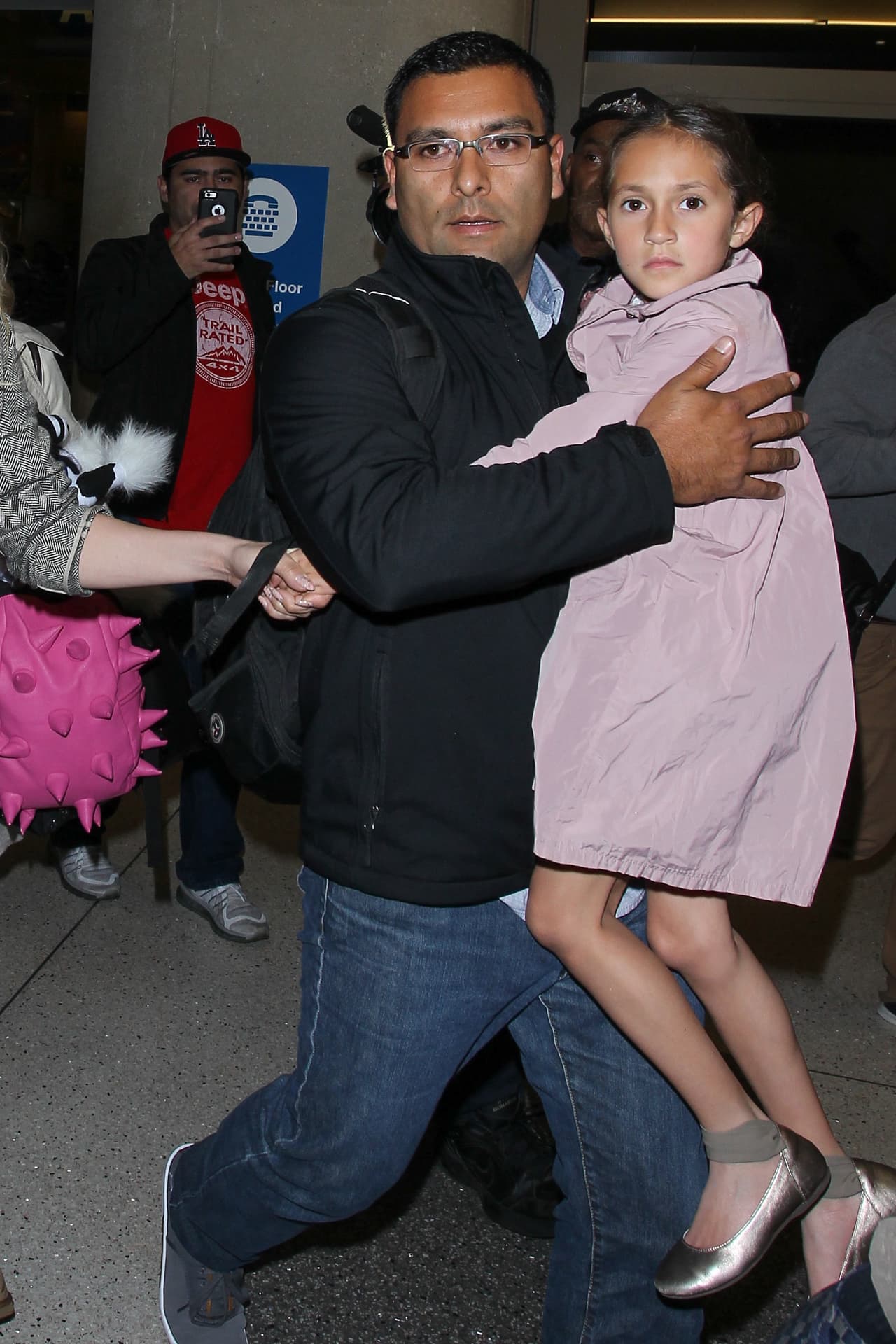 La niña es divina, su figurita es muy finita y delgada.