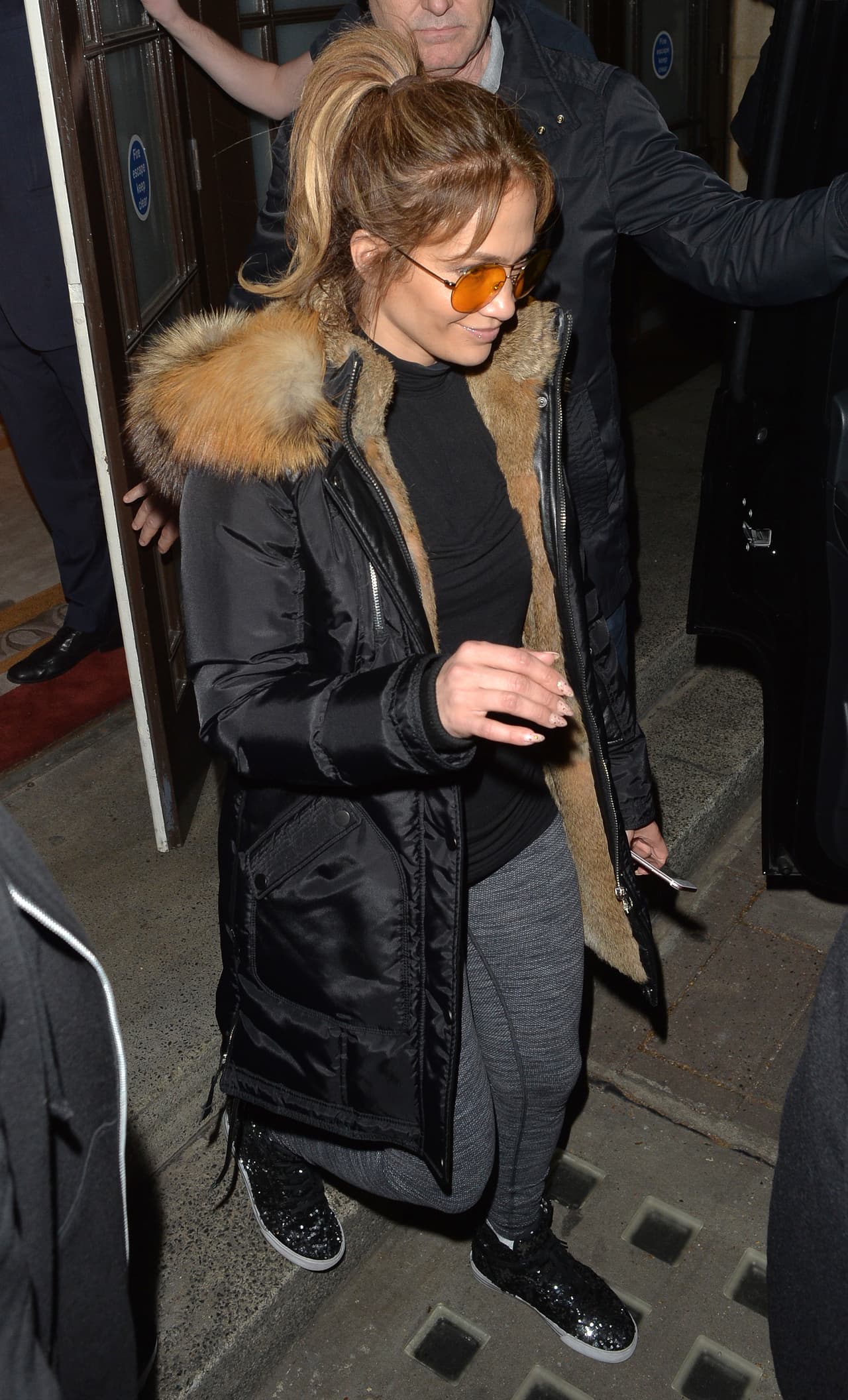 Este abrigo que lleva es súper fashion.