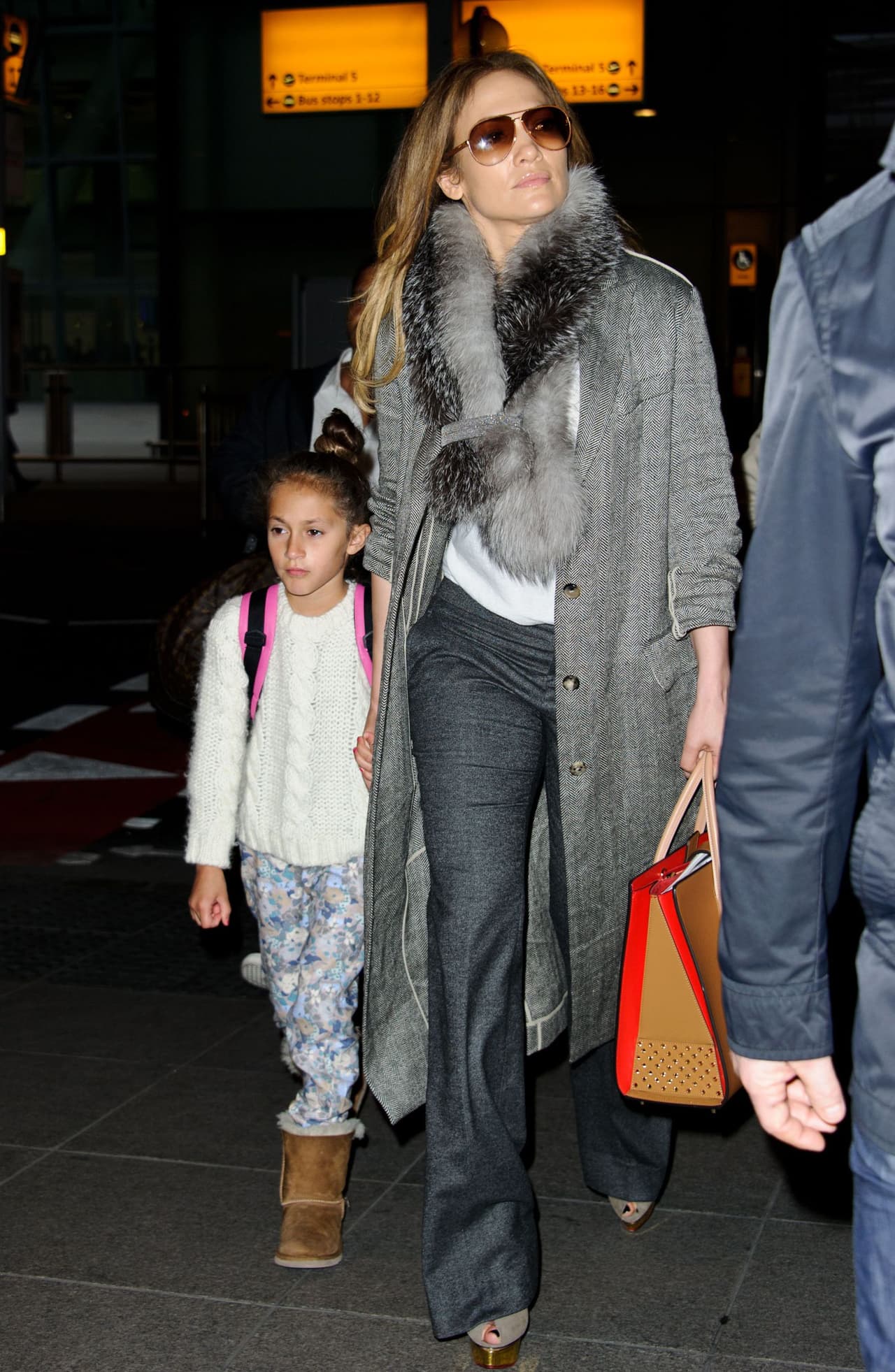 Aunque nunca ha sido grosera con los fotógrafos, tampoco deja ni por un minuto a su hija, por lo que parece que la sobreprotege.