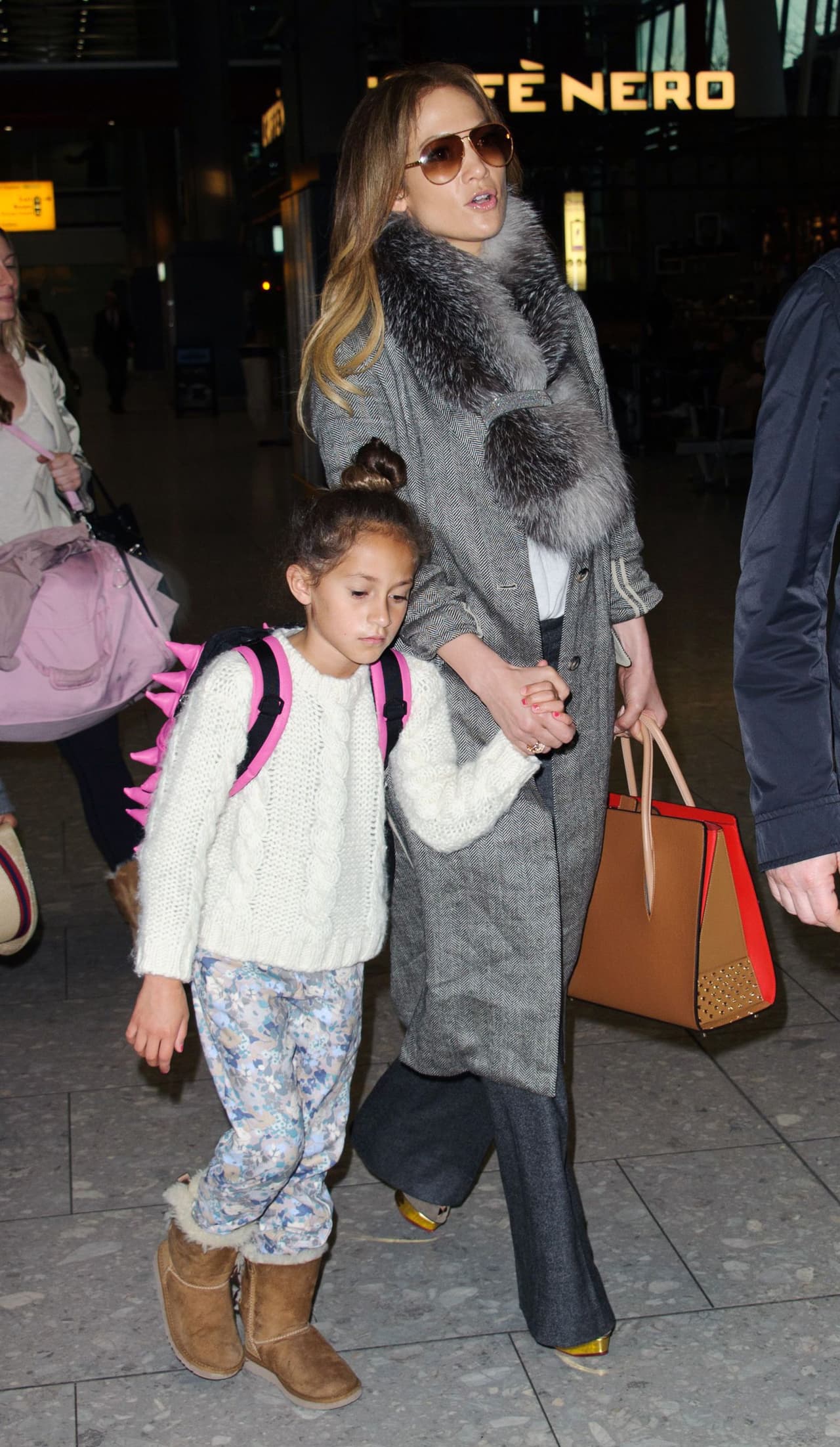 Es admirable cómo los cuida y siempre lleva de la mano.