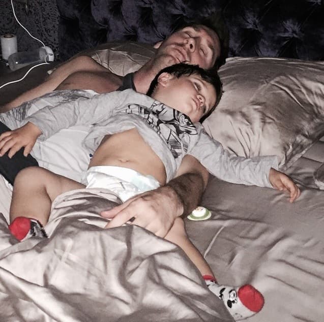 ¡Ternura! Le ha pegado tanto la paternidad que no puede despegarse de su pequeño.