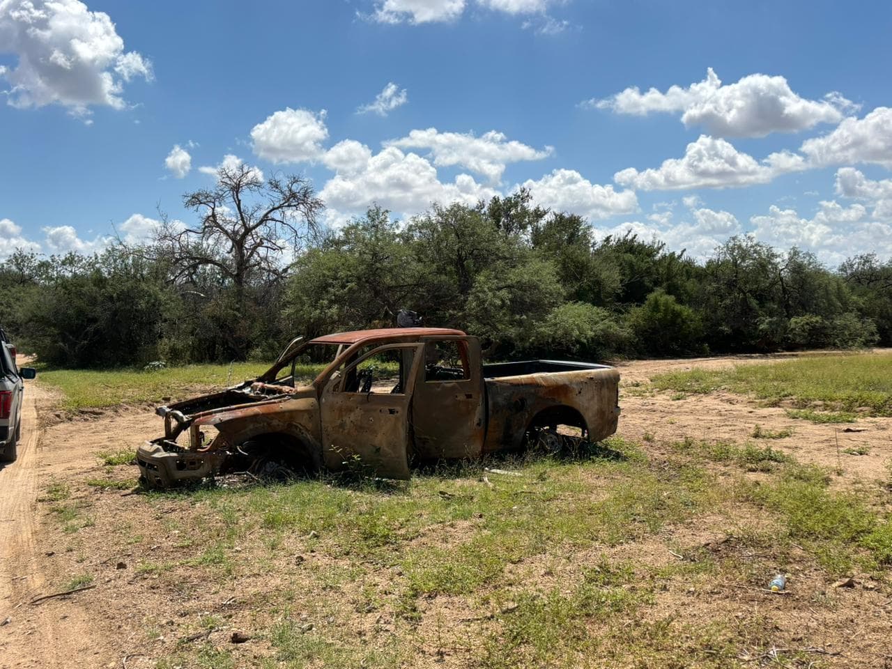 Además, se localizaron “tres 
<b>vehículos abandonados en avanzado estado de deterioro" y “con signos evidentes de abandono</b> de larga data”, indicó la FGJES.