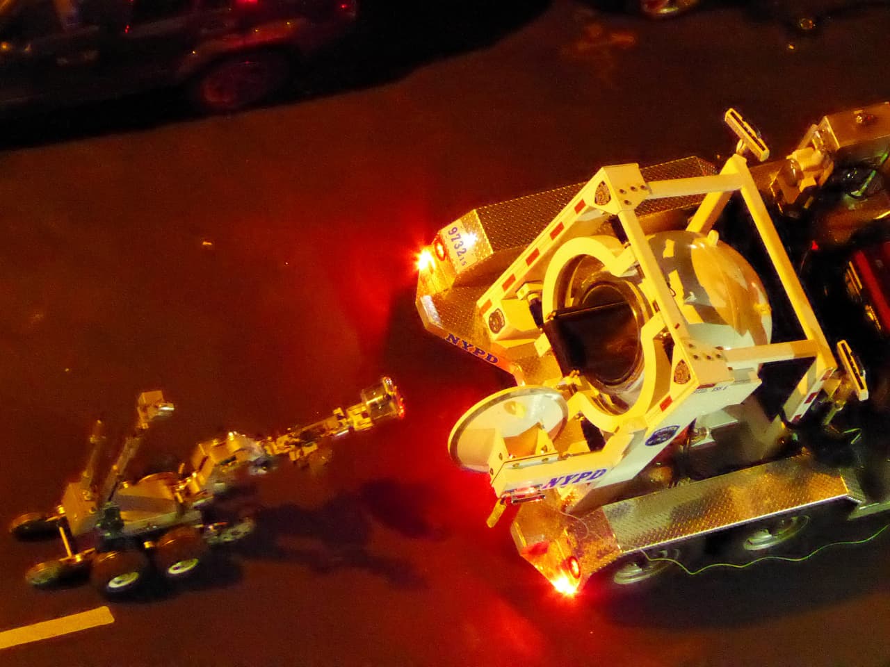 Una olla de presión cargada de metralla explotó a las 8:30 de la noche del pasado sábado en la calle 23 del barrio de Chelsea. Minutos después, policías comenzaron a peinar la zona, desde la calle 14 hasta la 34, en busca de otros artefactos. Es una precaución habitual en este tipo de escenarios. Tras buscar por varias horas, policías encontraron una segunda olla de presión con un celular pegado a ella en la calle 27, a unas cuatro cuadras de donde estalló la primera. (Reuters/Lucien Harriot)