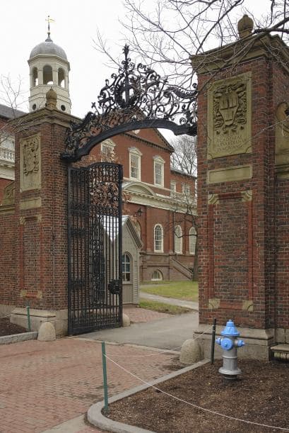 Para los estudiantes que están entusiasmados en investigar los temas más importantes de la actualidad, la Universidad de Harvard ofrece un generoso programa de ayuda financiera, con más de $ 160 millones otorgados a más del 60 por ciento de sus estudiantes de pregrado.