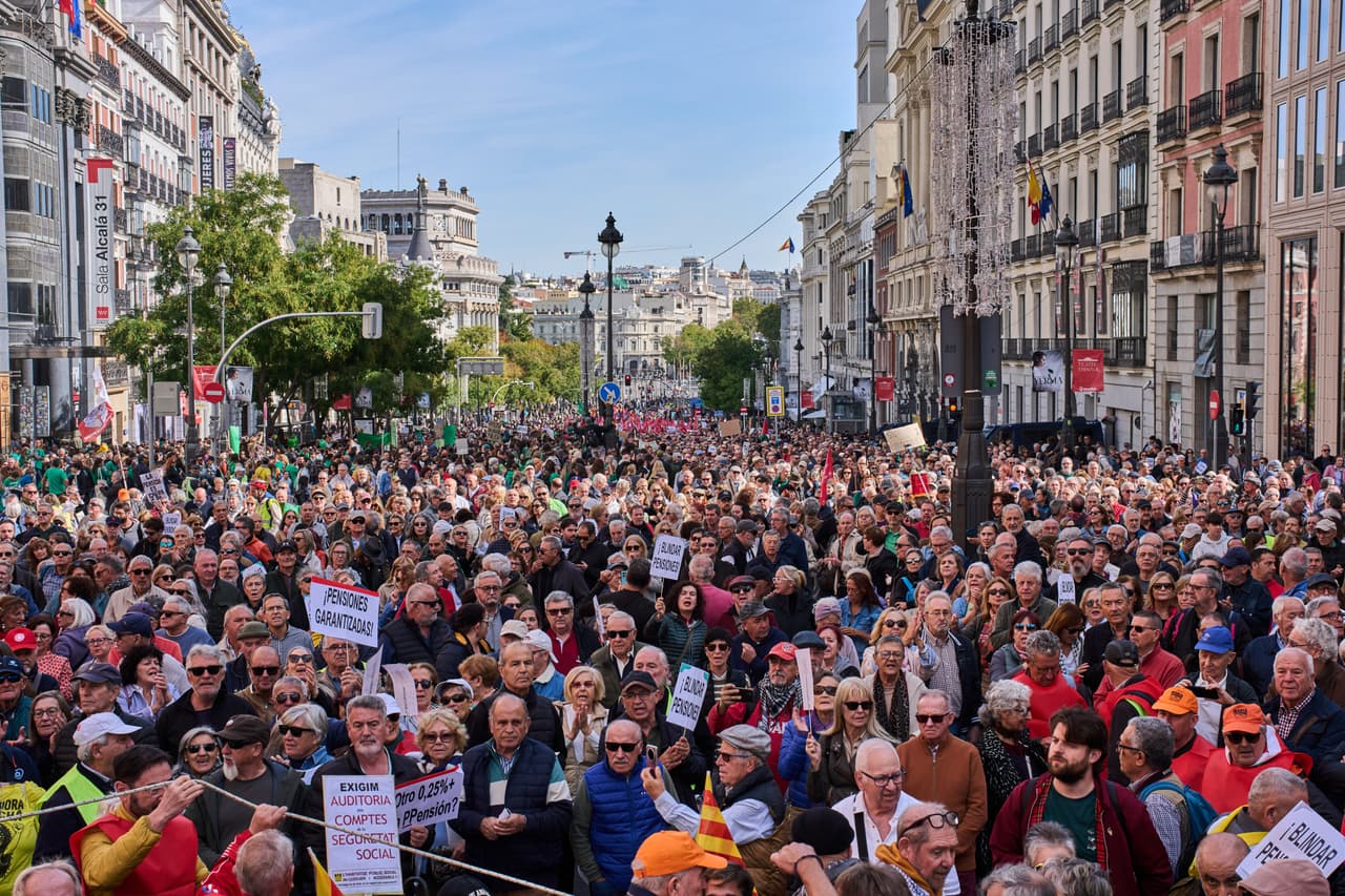 Pensionistas y simpatizantes marchan para defender sus derechos de jubilación en Madrid, España, el sábado 24 de octubre de 2026.
