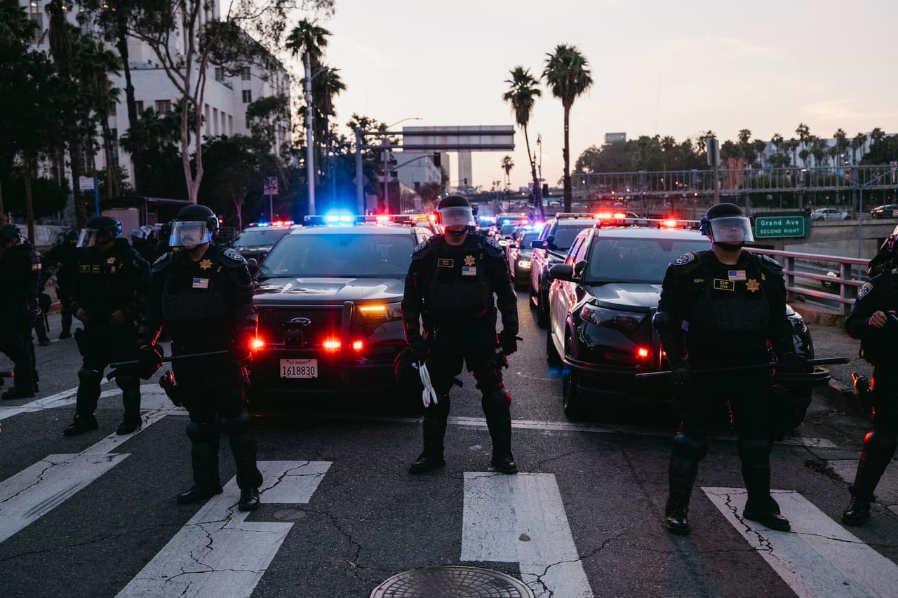 El Departamento de Policía reportó también tres arrestos por posesión de armas de fuego, uno por agresión con arma letal a un agente y otro por uso de láser contra una aeronave del LAPD.