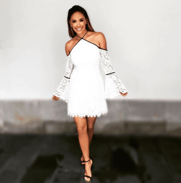 Un bello bello vestido de encajes y mangas amplias, ideal para presumir hombros.